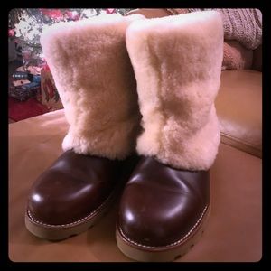 UGG Unique cozy Leather lamb skin Boot .